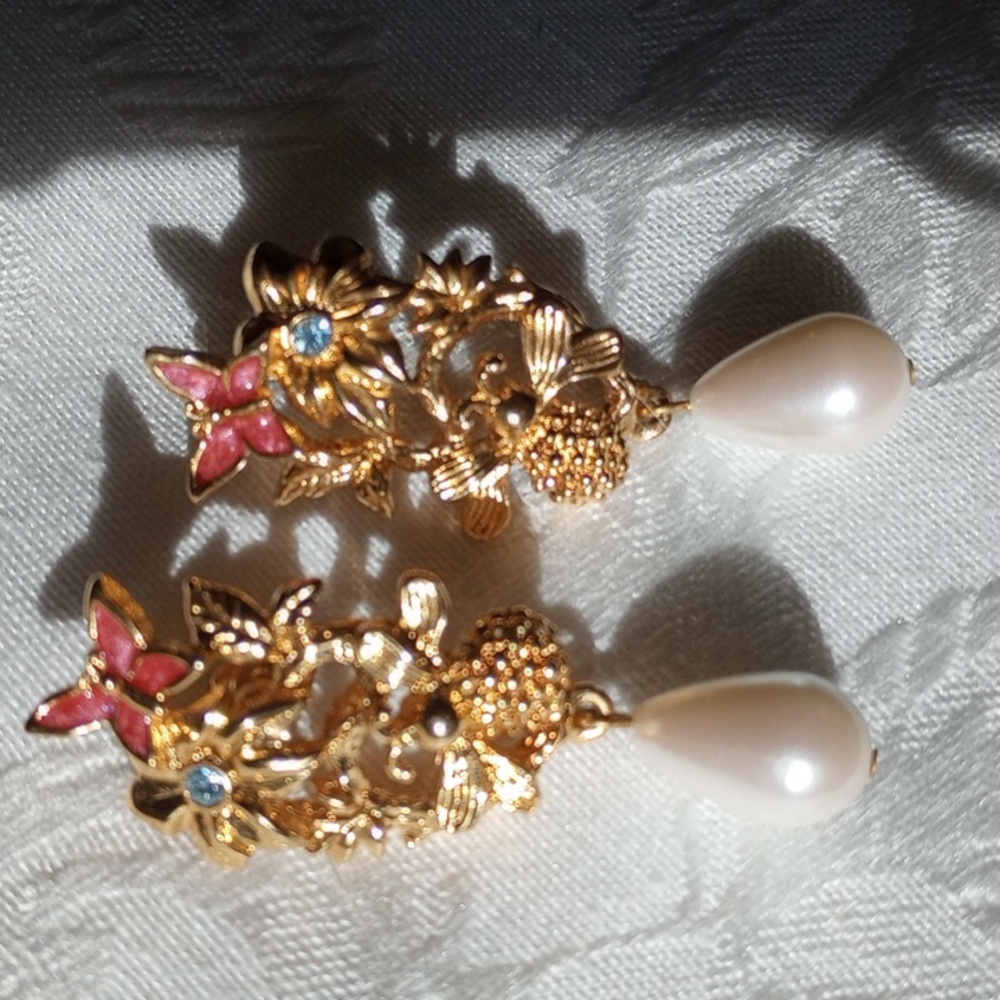Avon Goldtone Garden Of Eden Faux Pearl Rhinestone clip on earring, Signed